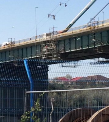 Incredibil: Un singur om la muncă, într-o zi în care Podul Agigea a fost închis circulaţiei pentru reparaţii